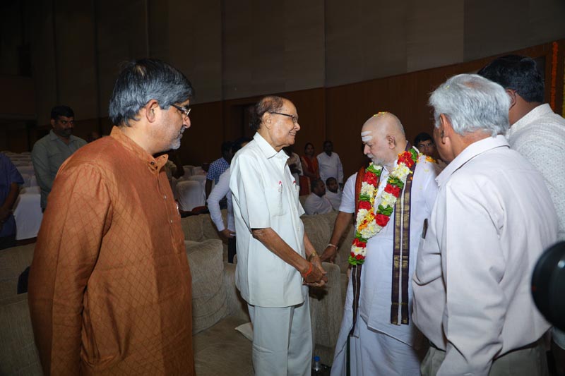 Sri Mulugu Ramalingeshwara Varaprasad Siddhanti was honoured with Jyotishyasastra Vignana Visharadha at Tummalapalli Kalakshetram, Vijayawada (45)